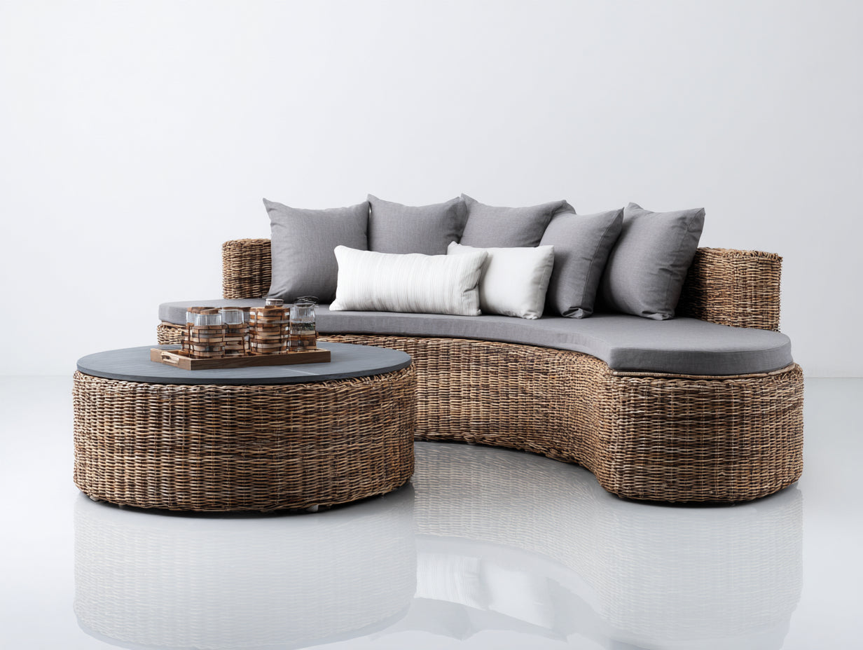 Gartensofa Set aus Polyrattan und Glas 230 x 145 x 78 cm - Naturbraun Grau und Anthrazit - Gebogene Sitzform mit rundem Gartentisch